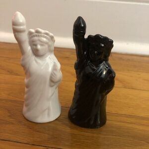 NWT! Statue of Liberty Salt & Pepper Shaker Set in Black & White